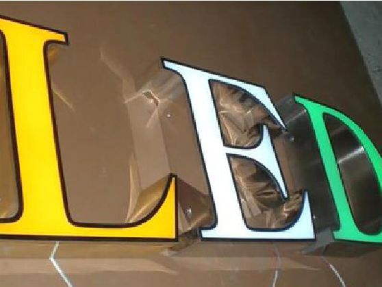 上林介绍LED招牌的基础知识。