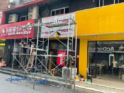 上林制作广告招牌如何避免它发黄？